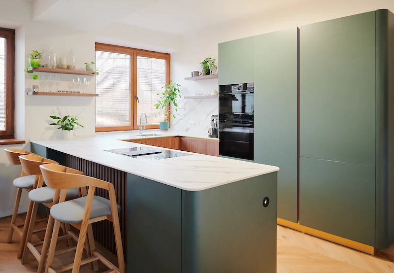 Kuchyně na míru s barovými stoličkami