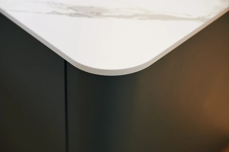 Detail zaobleného rohu kuchyňské linky