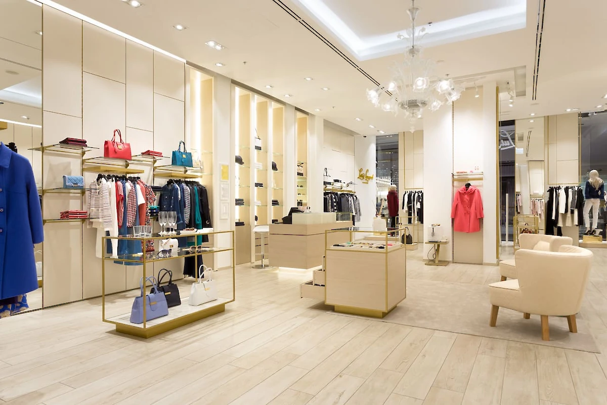 Interiér prodejny s oblečením