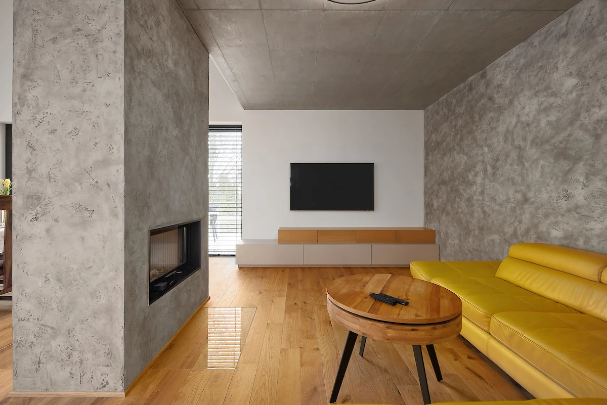 Obývací pokoj s krbem a pohovkou