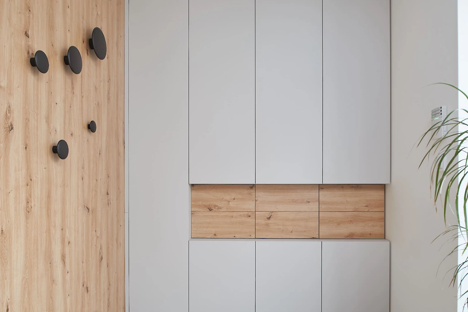 Šatna - skříně a věšáky