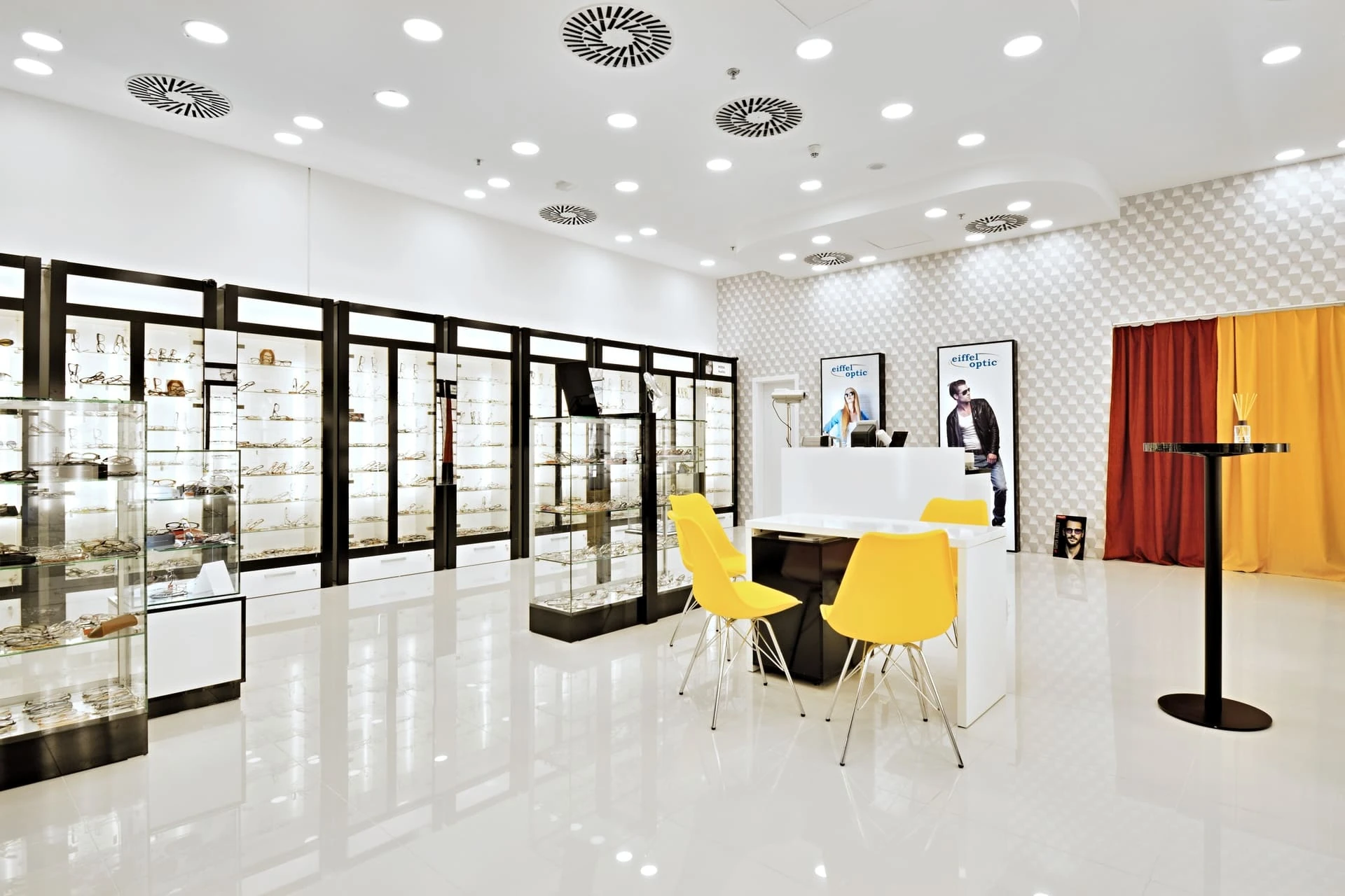 Vitríny s brýlemi, stolek se židlemi