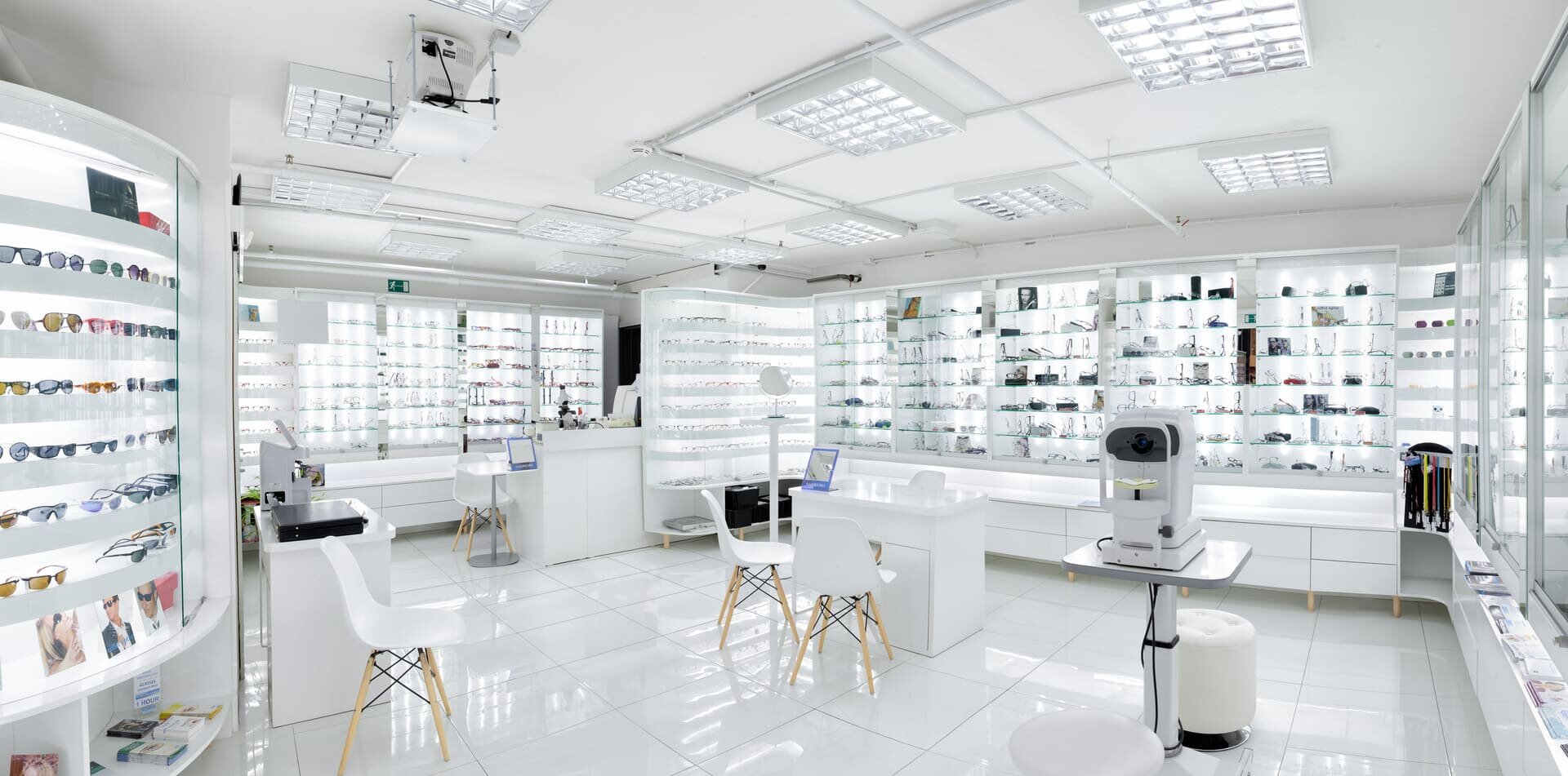 Interiér optiky s čistým bílým designem