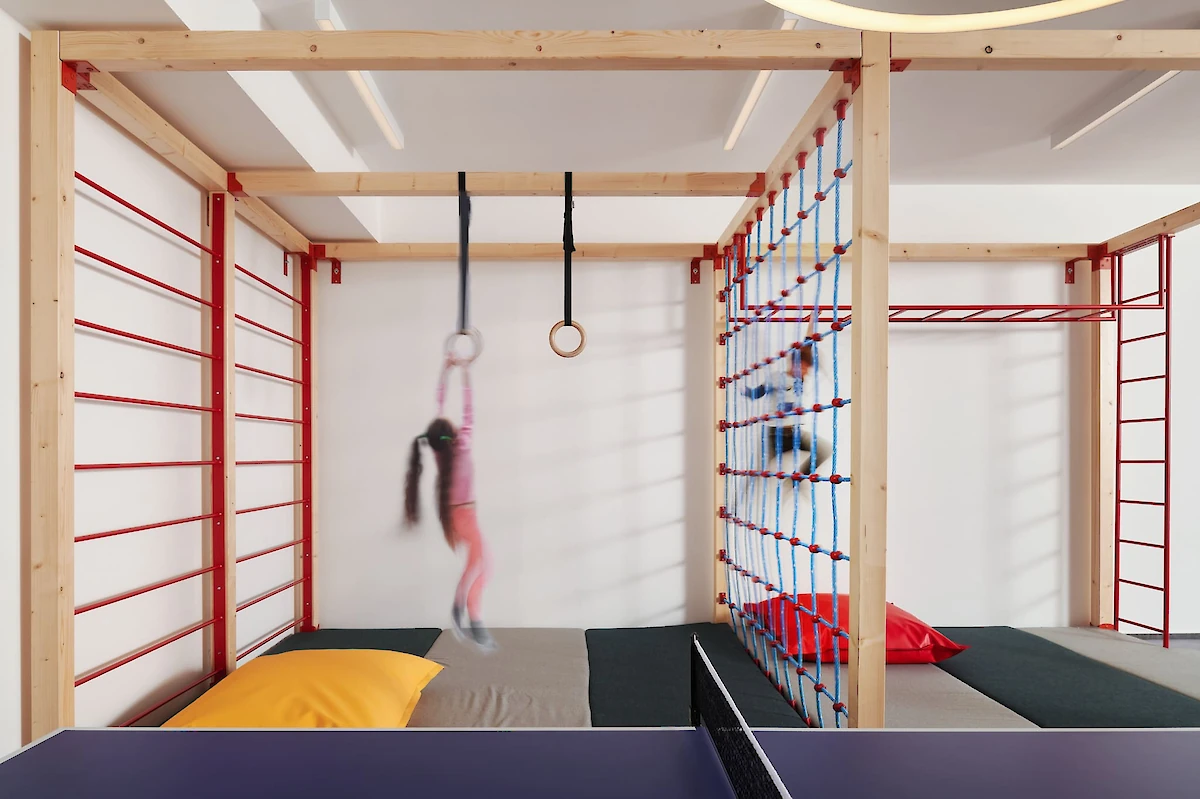 Hrací koutek s kruhy a prolézačkami