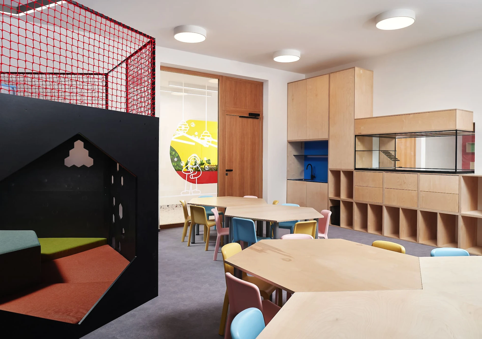 Třída s hracím koutkem, stoly, židlemi a skříňkami