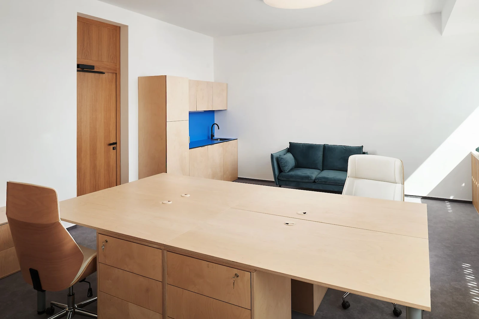 Učitelské zázemí - stůl, skříně a posezení