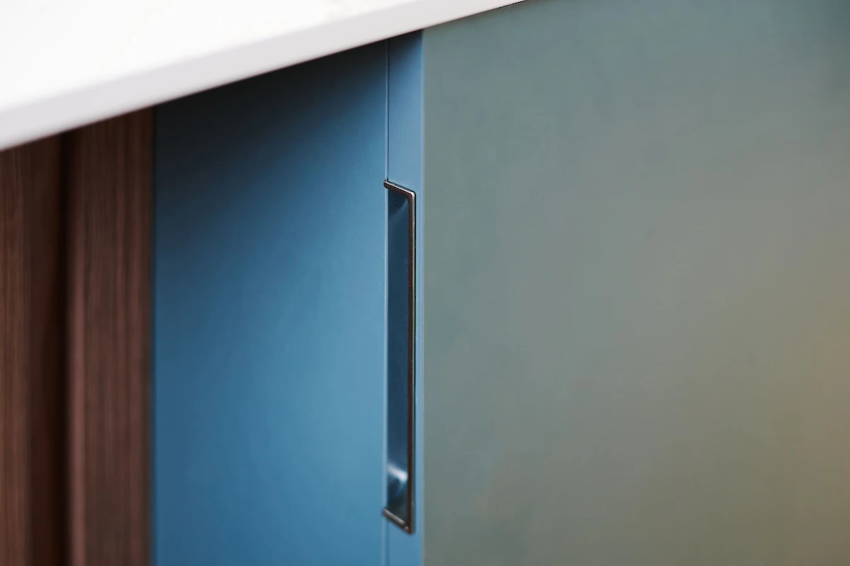 Detail kuchyňské linky se skříňkou