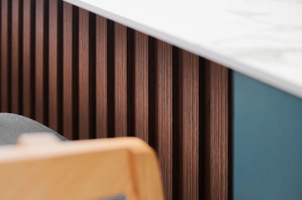 Detail kuchyňské linky se židlí