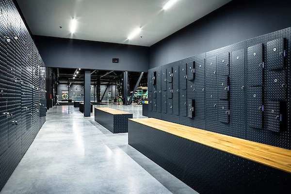 Skříňky na věci, lavice