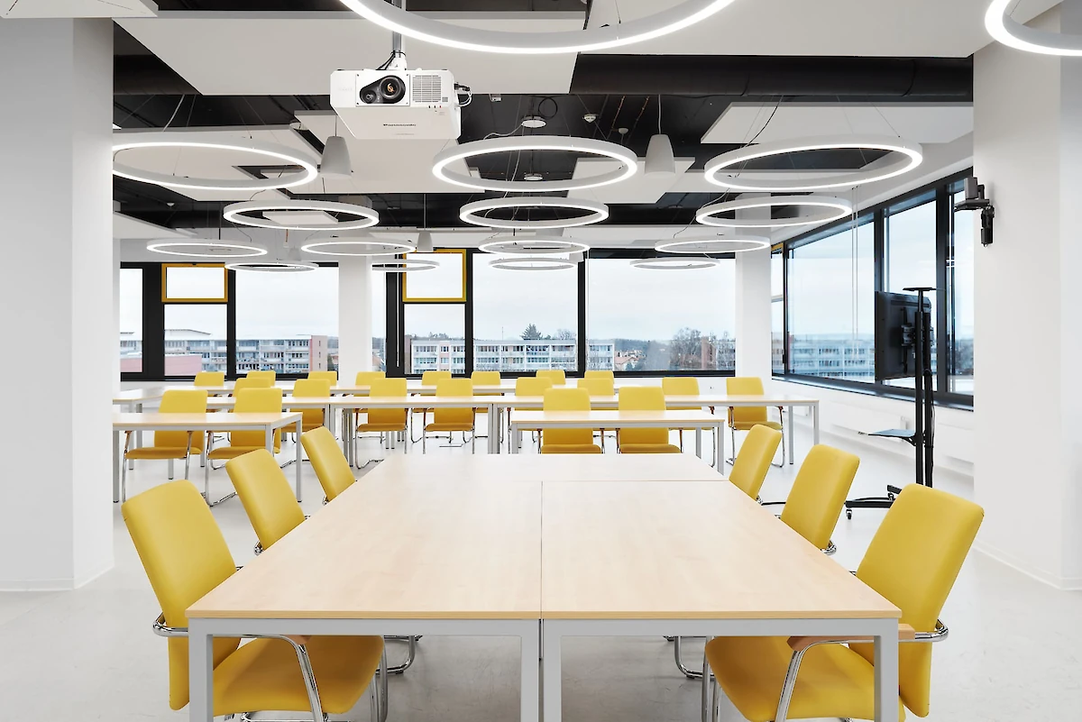 Místnost se stoly a židlemi