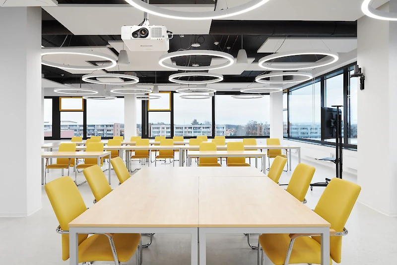 Místnost se stoly a židlemi