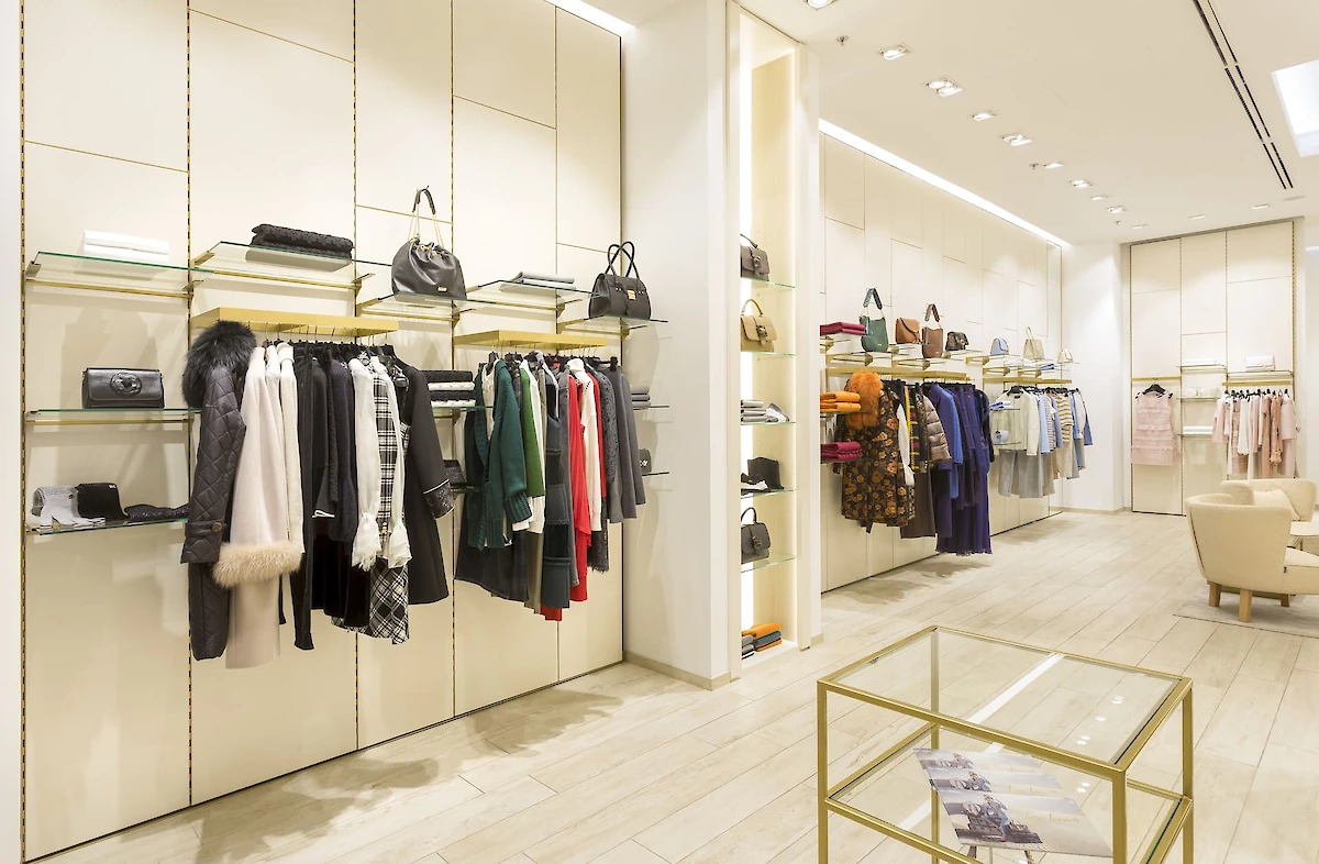 Věšákové systémy a police s oblečením a doplňky