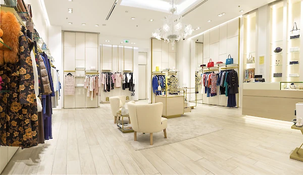 Pohled do interiéru prodejny s oblečením