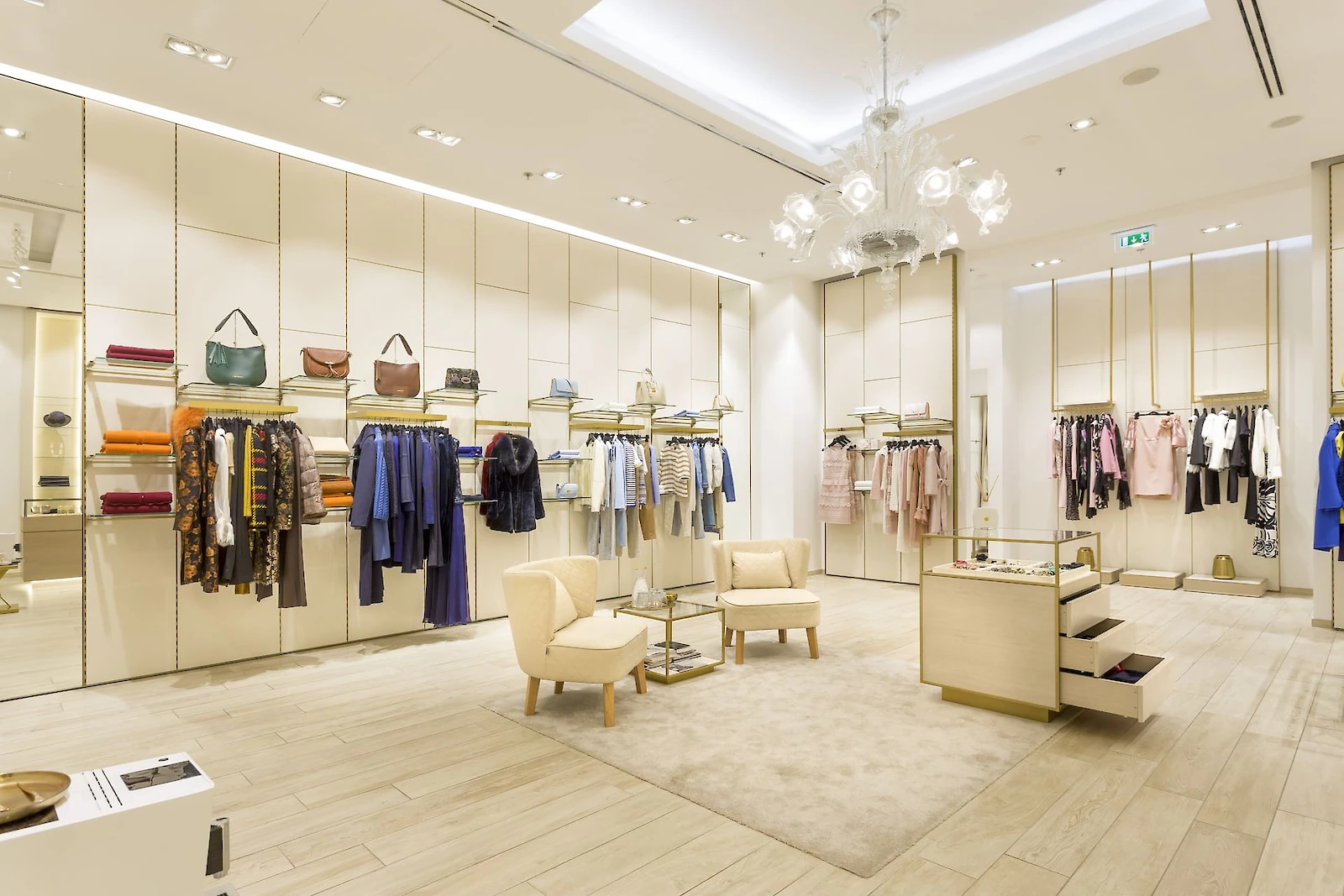 Interiér butiku s oblečením a doplňky