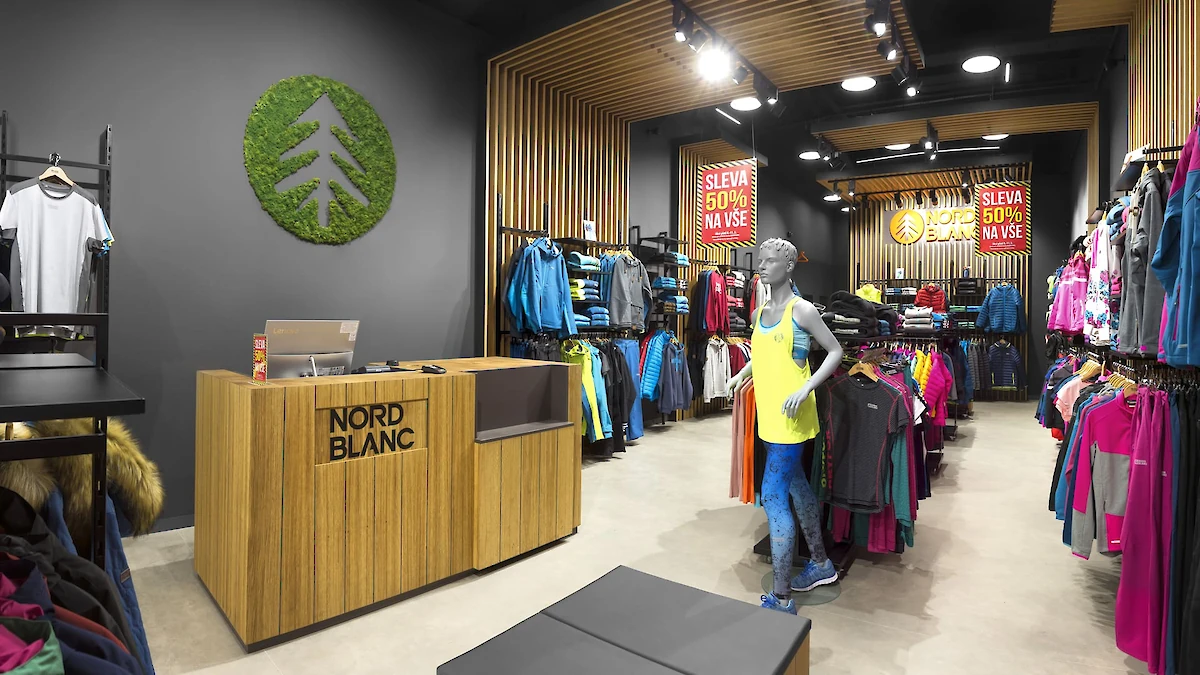 Interiér prodejny se sportovním oblečením