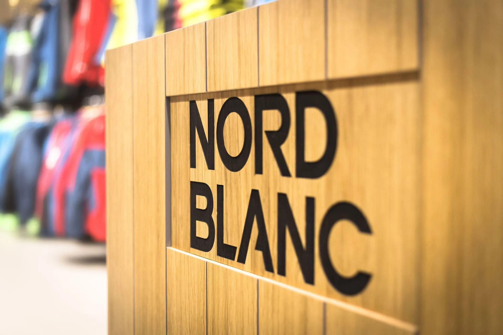 Detail loga na pokladním pultu