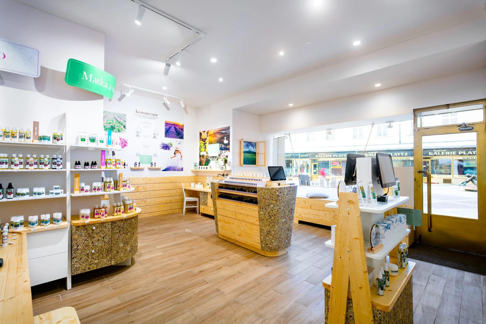 Interiér prodejny - dřevěné regály s produkty