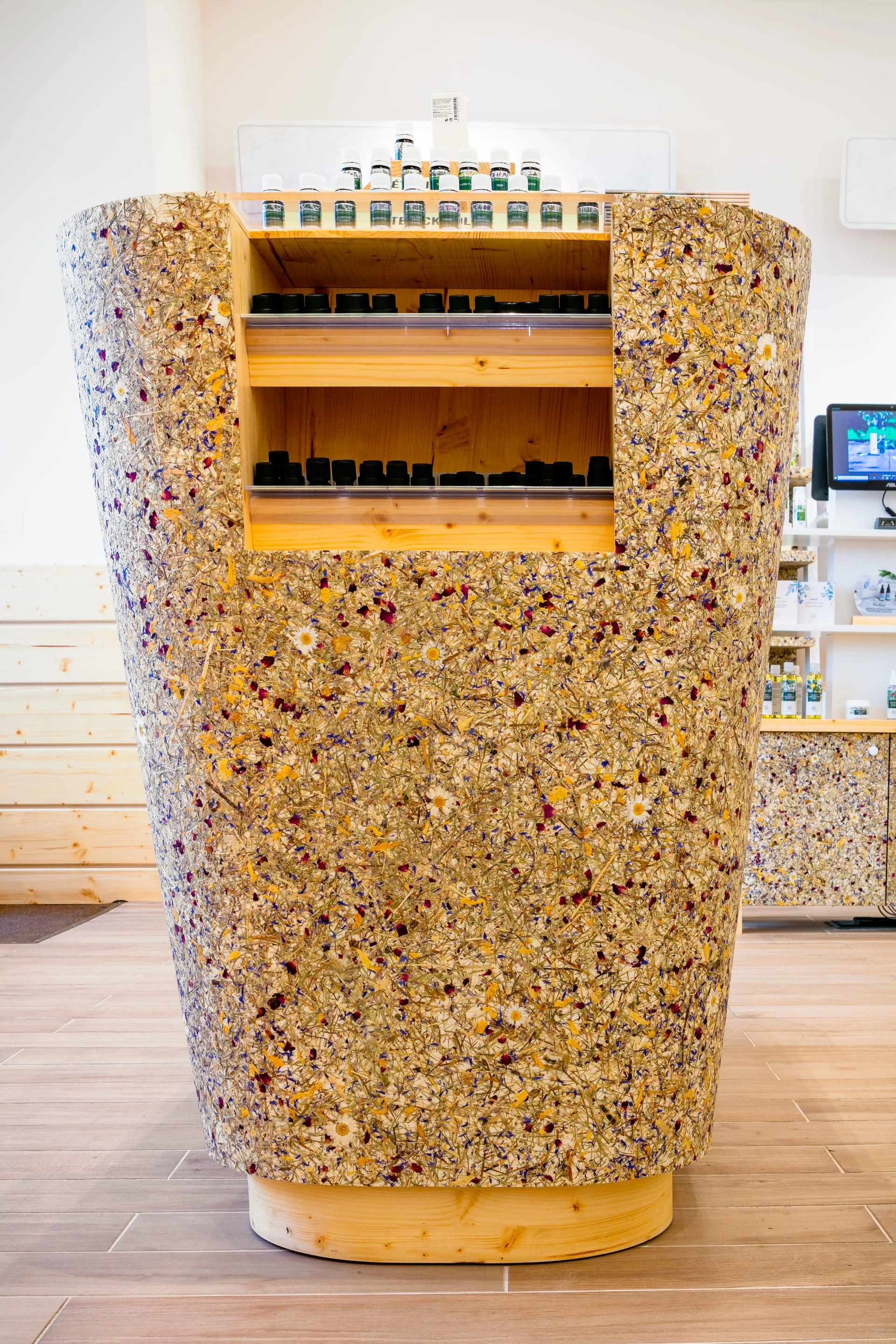 Regál s produkty, dekorace sušenými květy