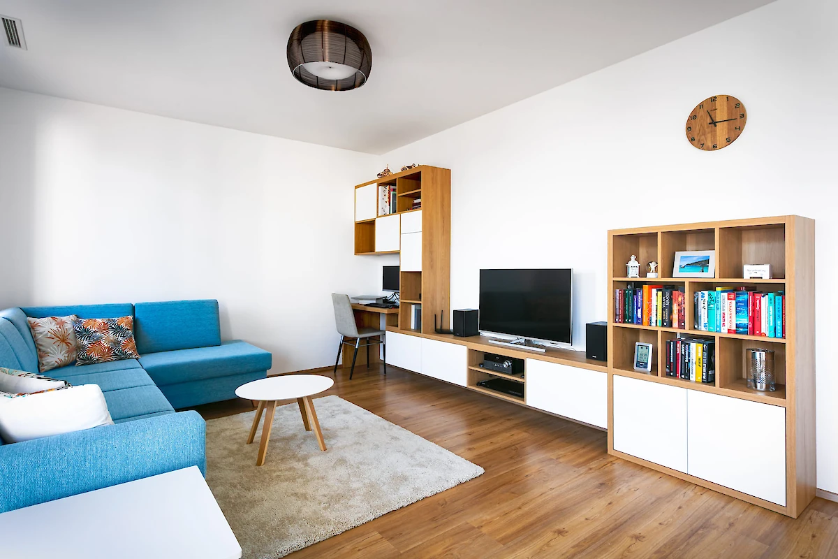 Obývák s pohovkou a obývací stěnou