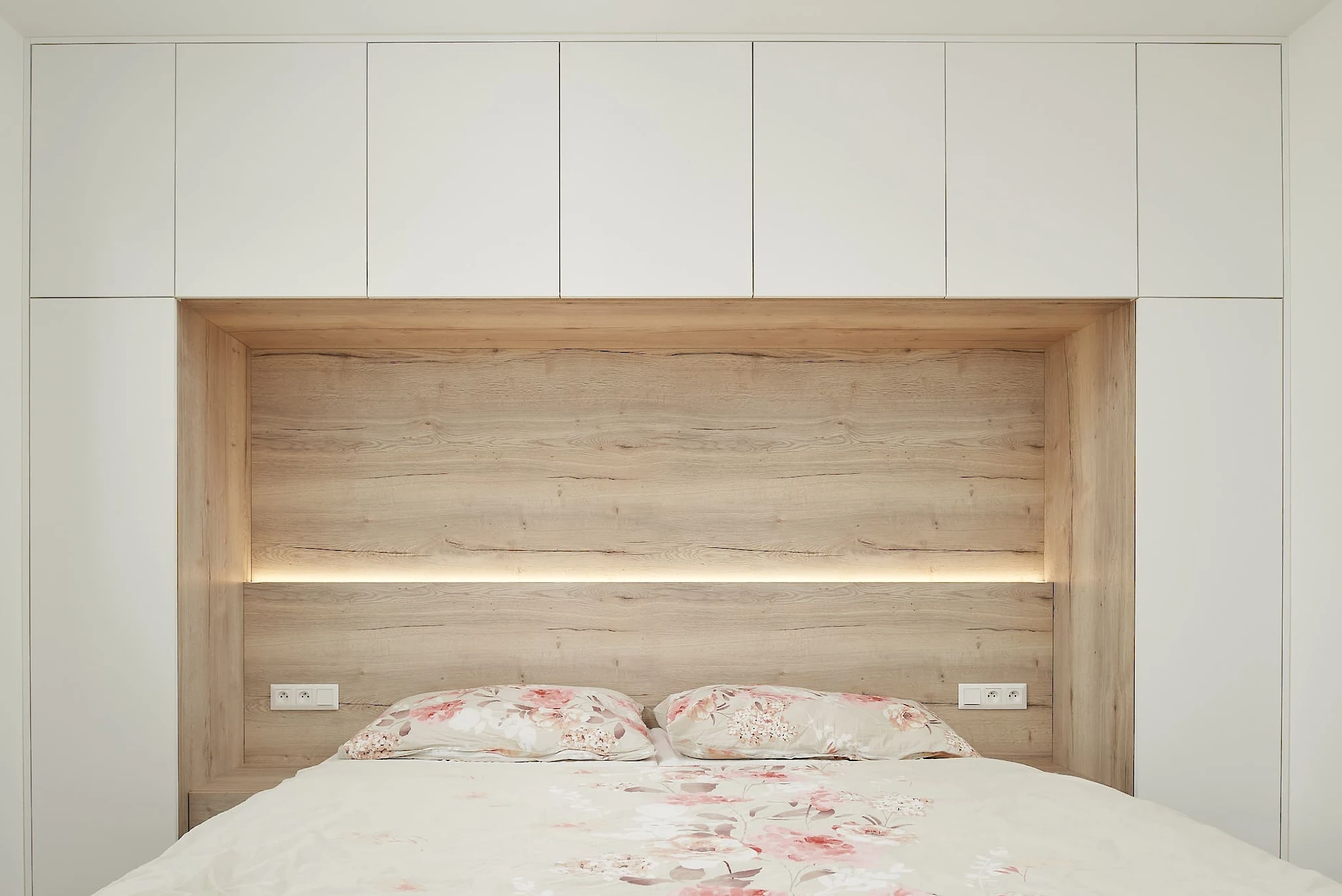 Ložnice s postelí a skříňkami na míru