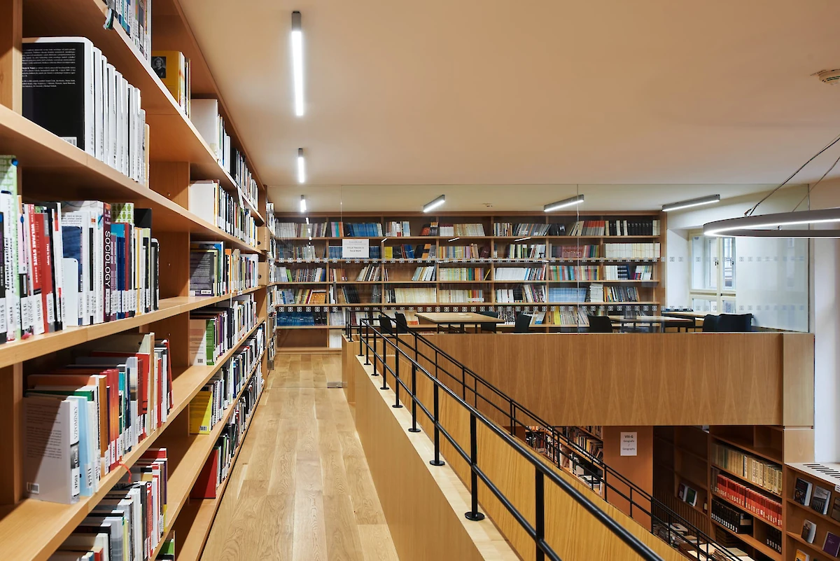 Horní patro knihovny s pohledem dolů