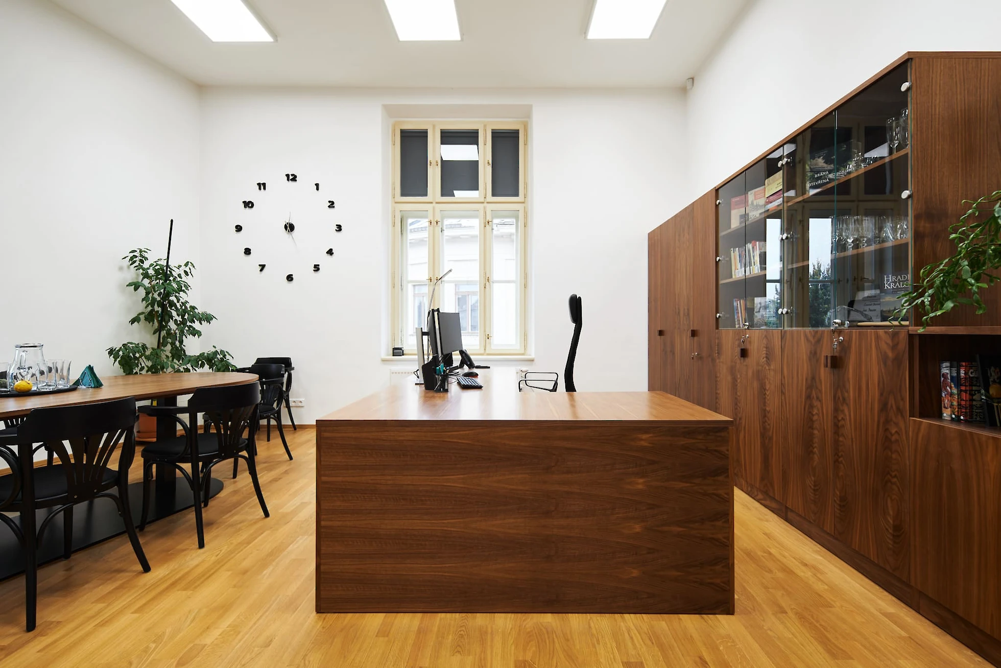 Učitelské zázemí pracovny - stůl, skříně, konferenční stůl se židlemi