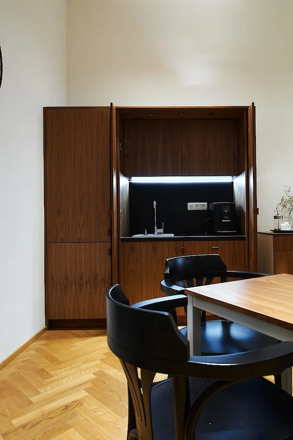 Kuchyňka se stolem a židlemi