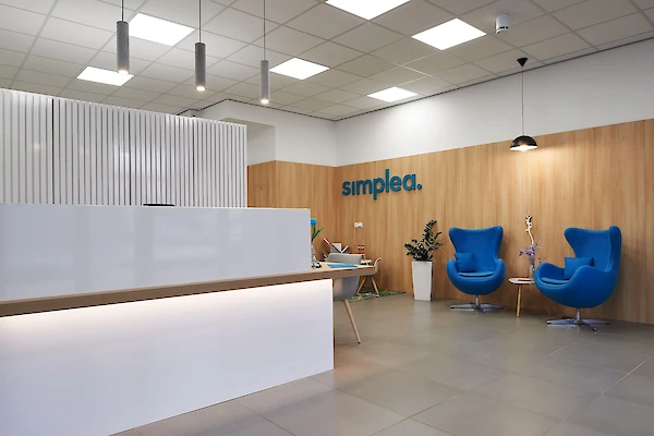 Interiér firmy - recepce, křesílka se stolkem