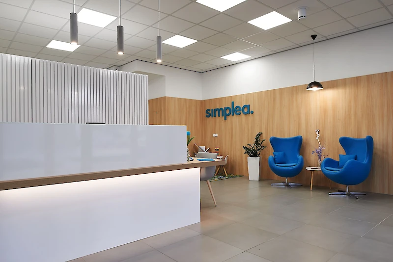 Interiér firmy - recepce, křesílka se stolkem