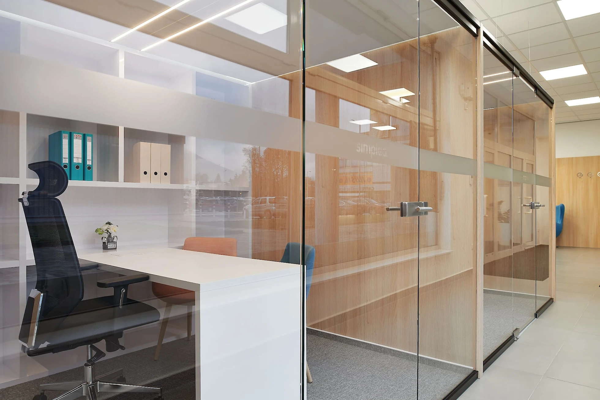 Prosklený vstup do kanceláře, průhled do interiéru kanceláře