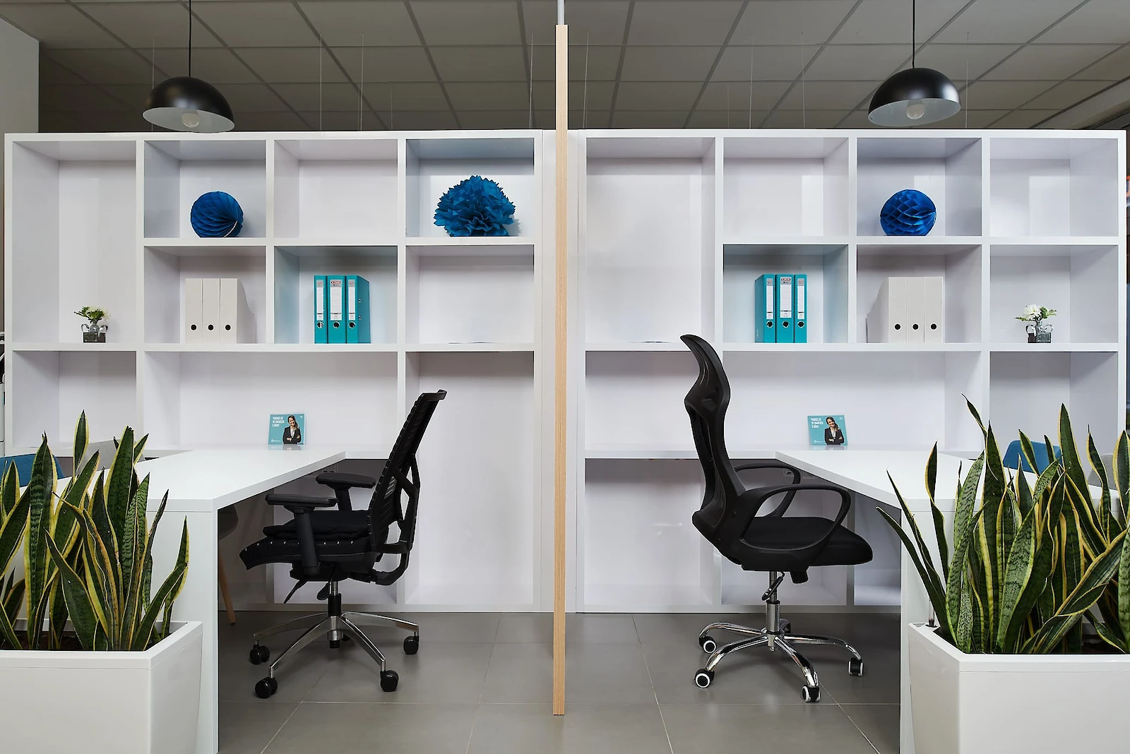 Interiér kanceláře se stoly, židlemi a policemi