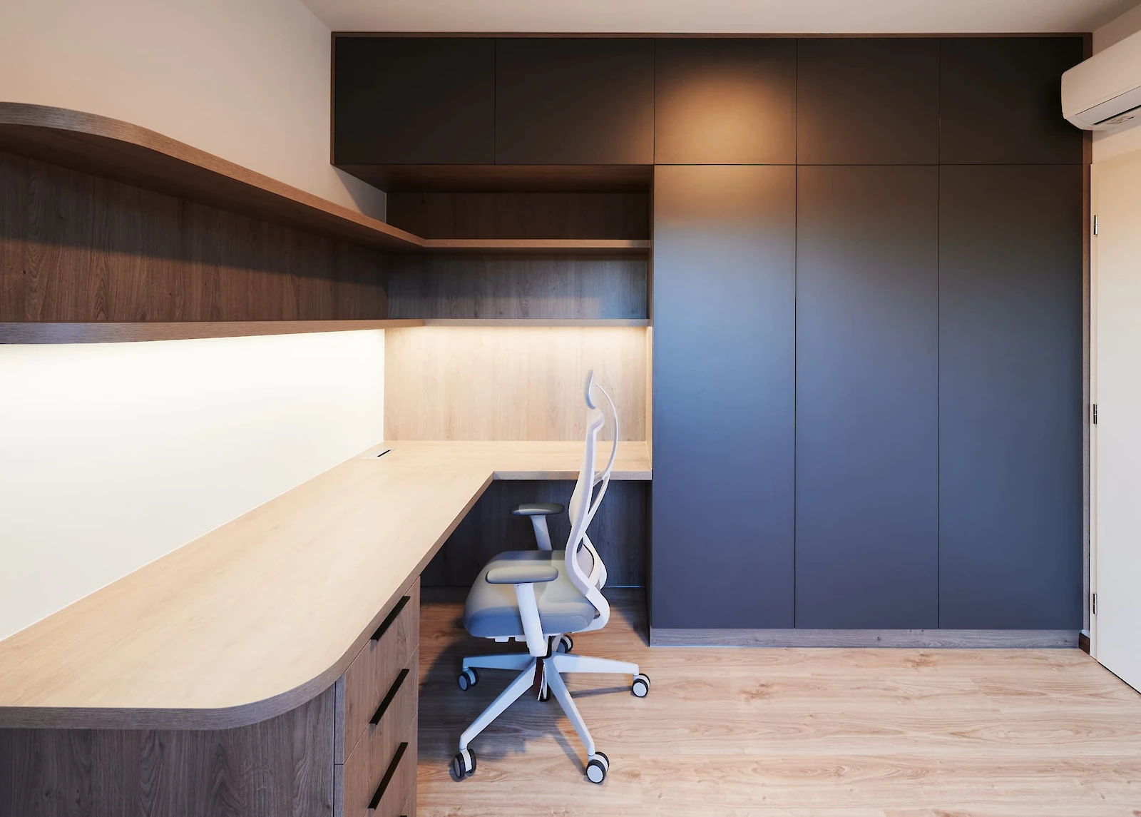 Rohový pracovní stůl se židlí, šedé skříně a police