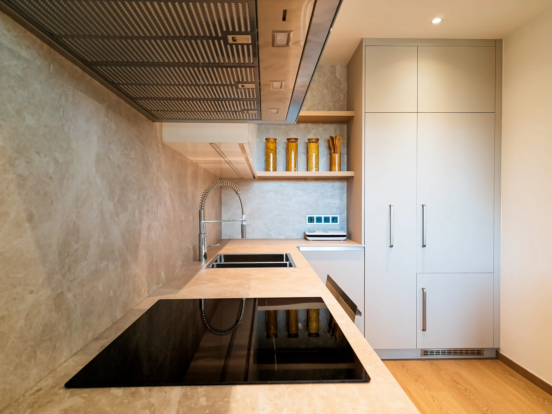 Kuchyně - detail na šedou kuchyňskou linku a indukční plotýnku