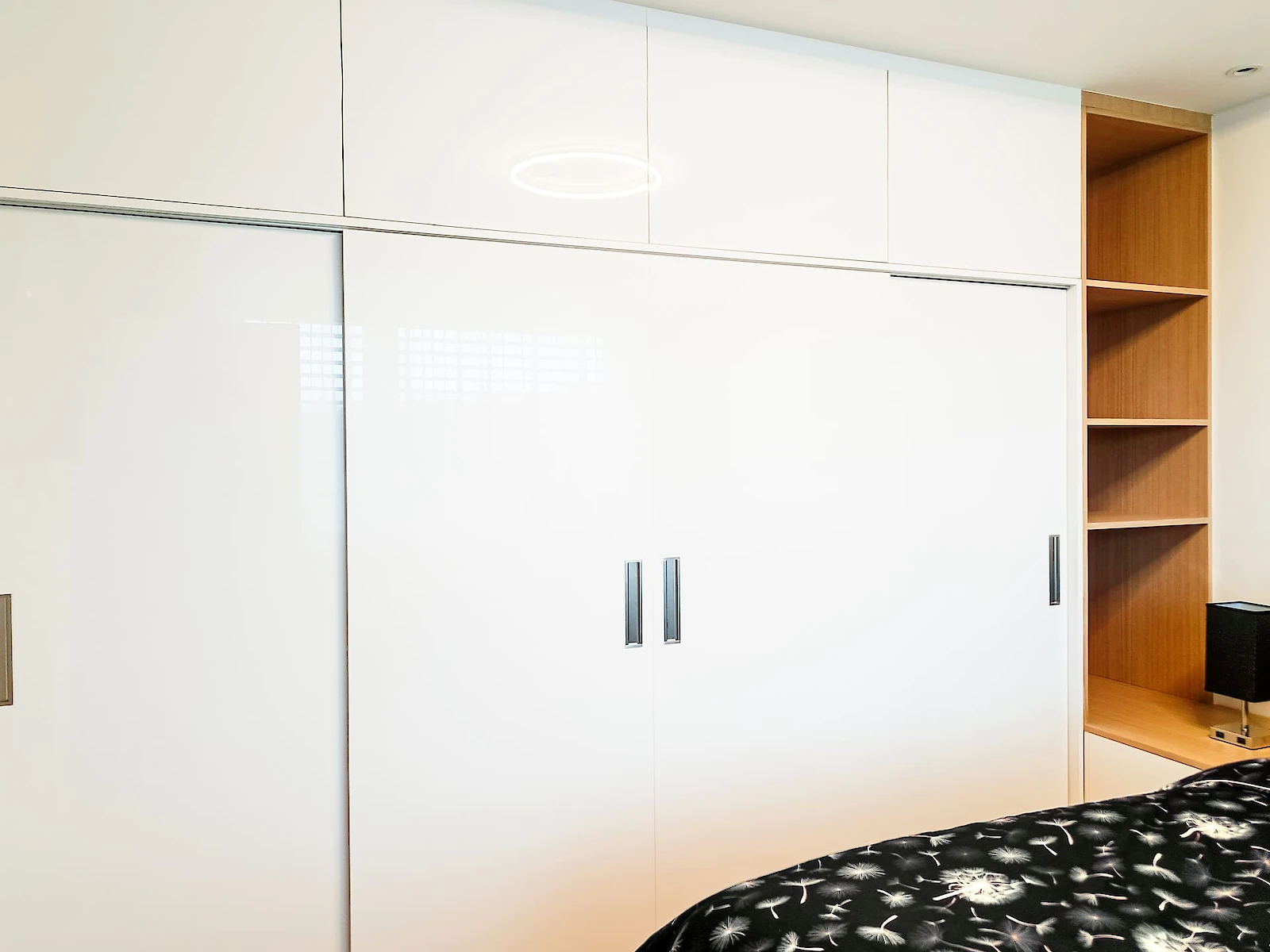 Bílé skříně a dřevěný policový díl