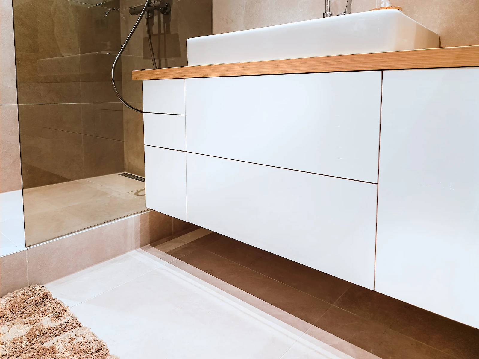 Bílá koupelnová skříňka s umyvadlem