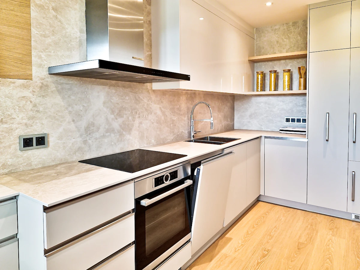 Kuchyně s troubou a lednicí