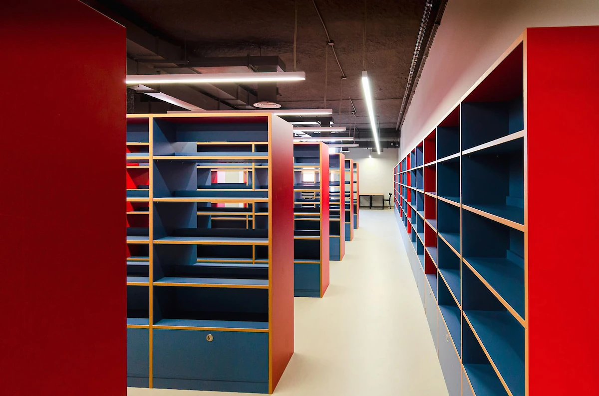 Barevné regály knihovny