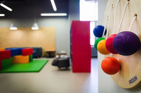 Dětský koutek s barevnými prvky