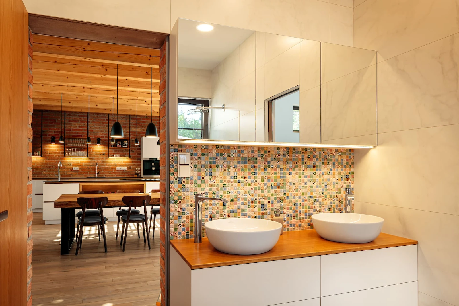 Koupelna s otevřenými dveřmi do jídelny