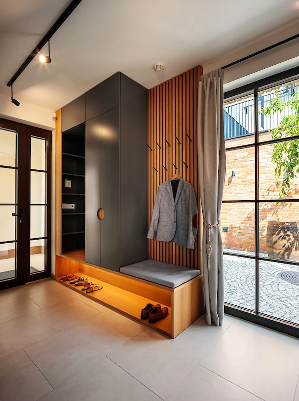 Předsíň se skříní, věšákem a botníkem