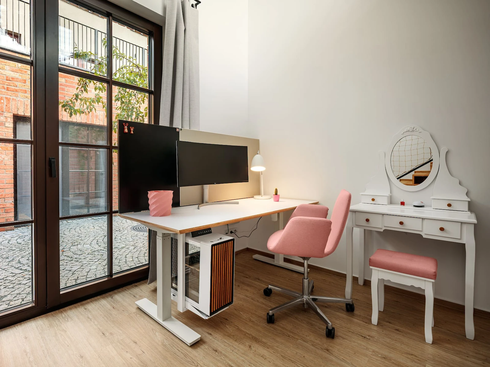 Stůl se židlí v dětském pokoji