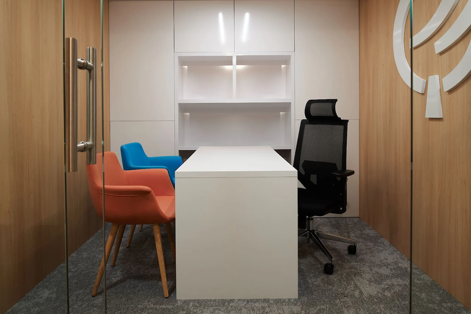 Kancelář se židlí a křesílky