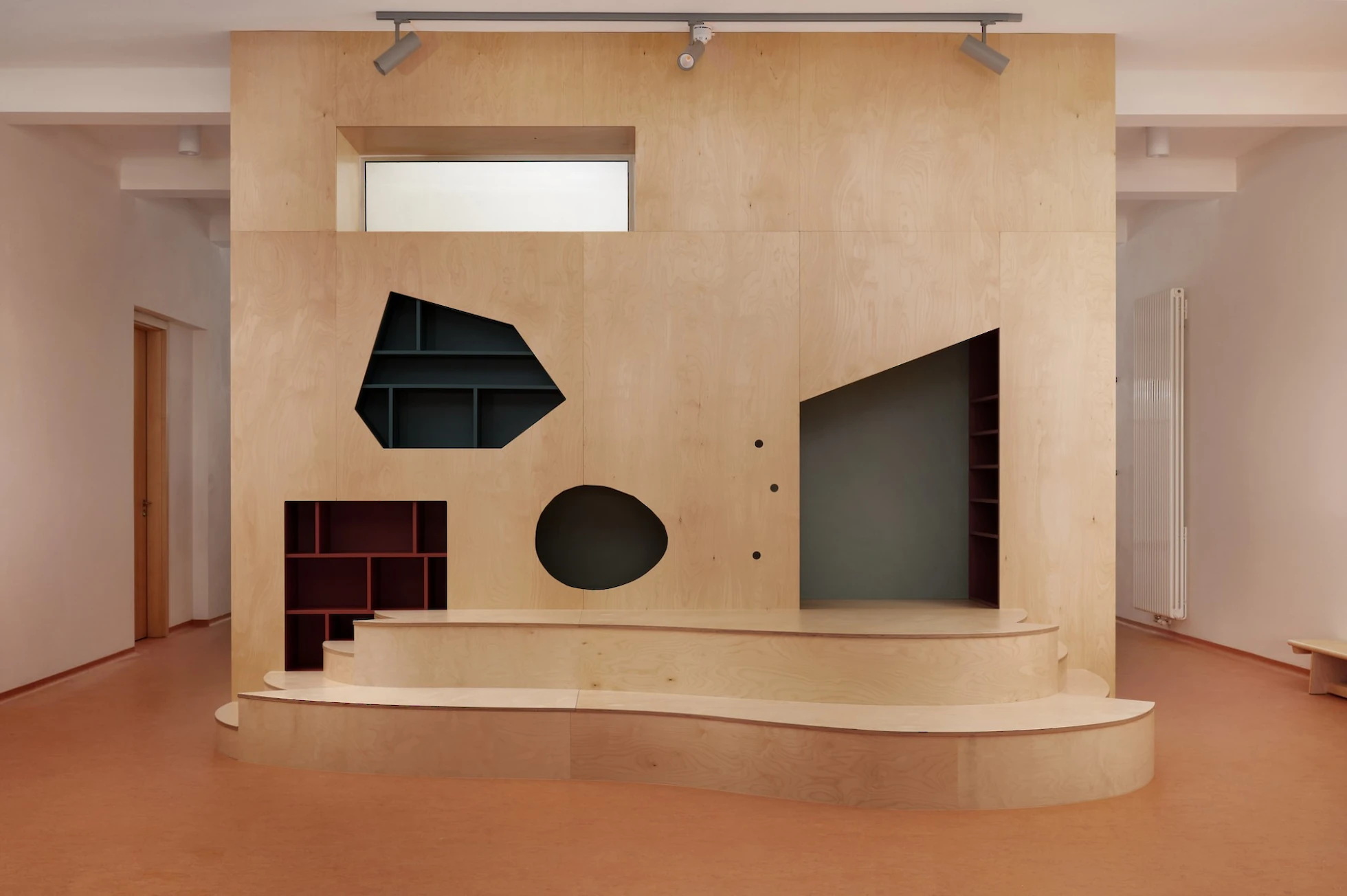 Hrací prvek z překližky, knihovna, hrací scéna