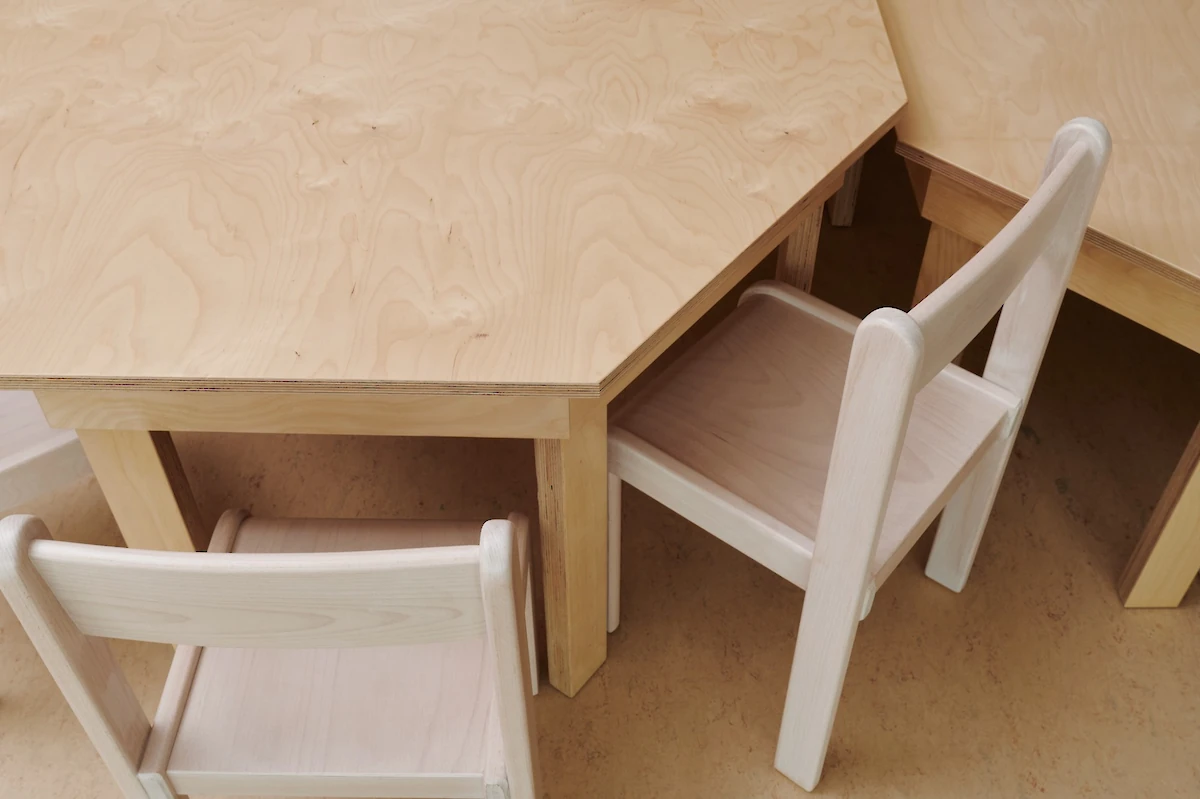 Šestiúhelníkový dětský stolek s židličkami
