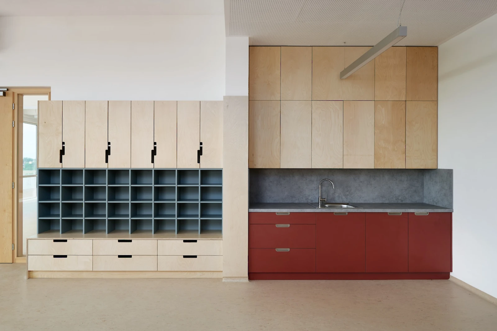 Kuchyňská linka a skříně s úložnými prostory pro zázemí školky