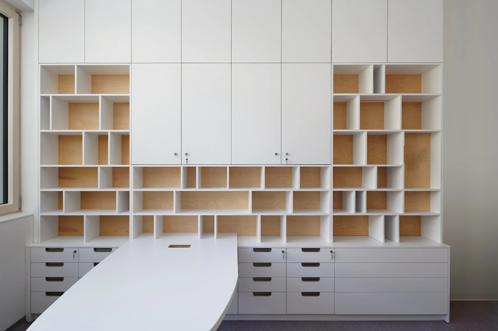 Kancelář - pracovní stěna se stolem