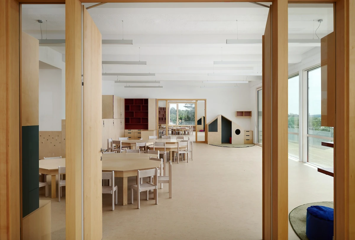 Dětská třída se stoly, židličkami a výhledem