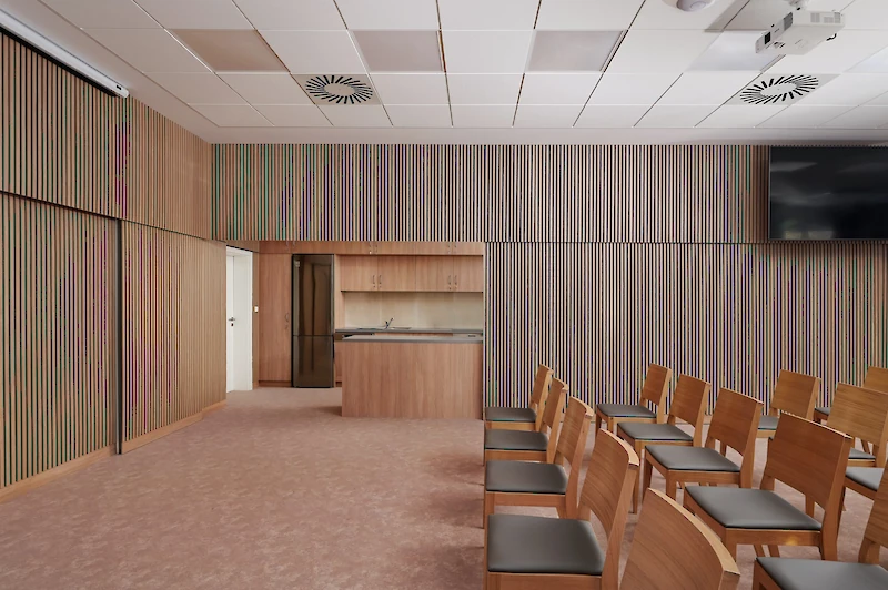 Komunitní sál s posezením a kuchyní