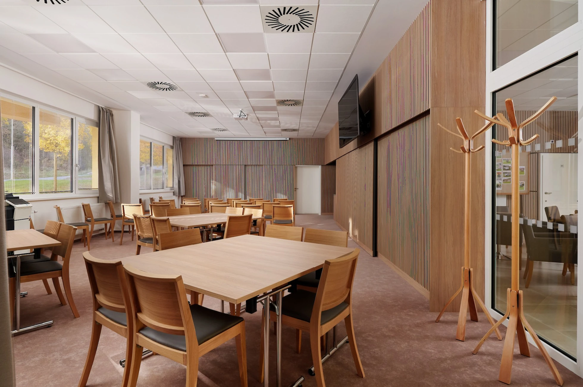 Komunitní sál s obložením a posezením