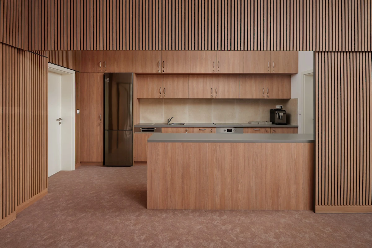 Kuchyně s obložením a zasouvací stěnou